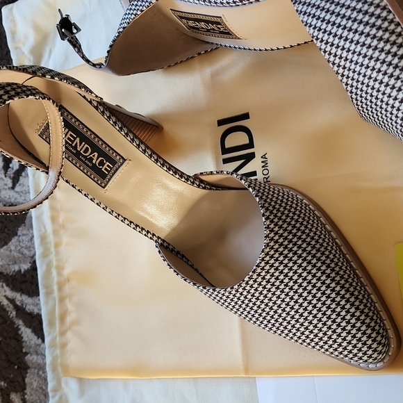 Size 9US heels - Picture 3 of 7